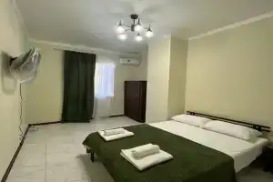 Номер на двоих ,с верандой,до моря 5 мин пешком, Гагра