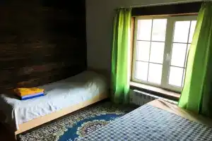 Этника. Трехместная комната рядом с видом на лес., Манжерок