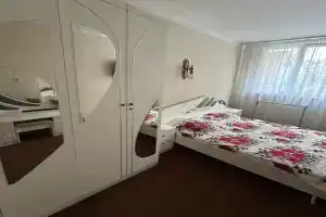 Номер на берегу моря, Утес