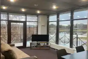 Апартаменты на горнолыжном курорте Солнечная Долина с видом на озеро, Сыростан