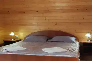 Номера оббиты сибирским кедром, 3 минуты до моря, закрытая парковка