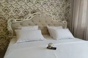 Крупногабаритная евродвушка вблизи трассы М4 в парковой зоне.