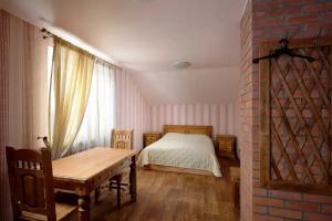 Трёхместный номер Трехместный номер с видом на церковь