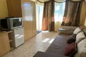 Уютная студия с видом на море, в центре города