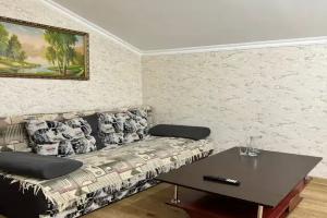 Двухместный номер с 2 отдельными кроватями 1 двуспальная кровать, 1 раскладной диван., Махачкала