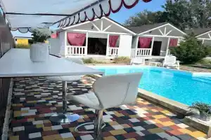 Красивые домики у моря Золотая Рыбка