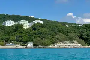 Просторная квартира с видом на море и частным пляжем, Новомихайловский