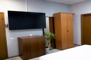 Кровать в мужском шестиместном номере с ТВ