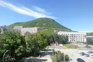 Квартира с видом на гору Железную напротив входа в парк