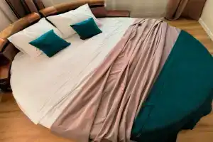 Квартира с кроватью King-size и потрясающим видом на город и парк, Калининград