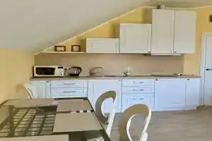 Дом у моря с видом на закат, Вардане