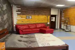 Апартамент с видом на пруд, Реж