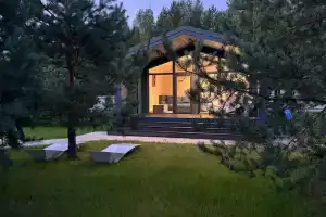 Уютный дoмик c паноpaмными окнами на лес