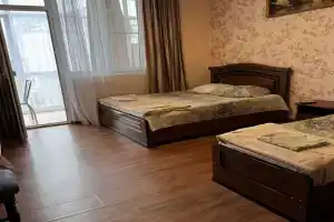 Четырёхместный номер стандарт, Вардане