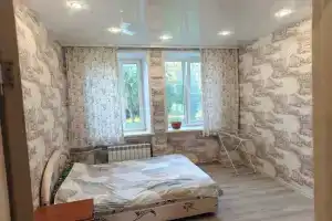 Уютная двухкомнатная квартира с высокими потолками в центре города