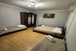 Семейный номер пятиместный, Вардане