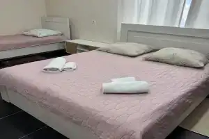 Трехместный номер с двуспальной кроватью, Смиловичи