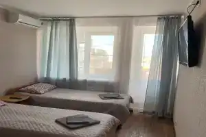 Четырёхместный номер с большой двухспальной кроватью и двумя односпальными кроватями, Цимлянск