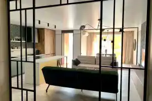 Дизайнерская студия с видом на озеро, Калининград