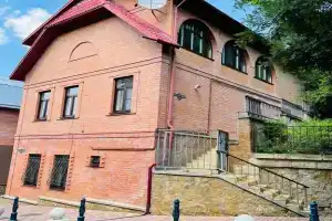 Дом в центре парка