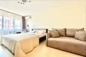 Комфортная квартира в новом доме в центре с большой ванной и балконом