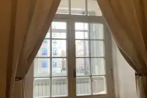 Квартира в белых тонах с видом на Невский проспект