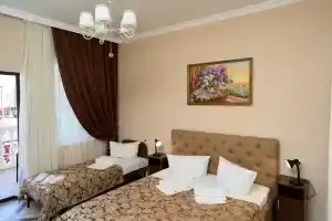 Трёхместный номер комфортный с 1 двуспальной кроватью и 1 односпальной, Кучугуры