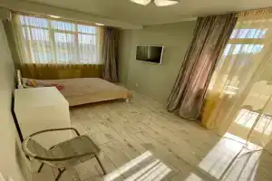 Квартира у моря, окна и балкон с видом на море и яхт-клуб, Севастополь