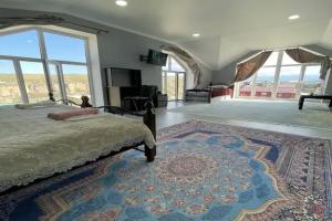 Трёхместный номер просторный, с видом на водопад «Итля» и каньон