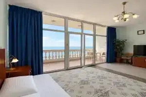 Трёхместный номер парус с балконом и видом на море 4 этаж, Алупка