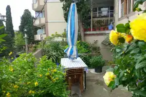 Квартира с мангальной зоной, гаражом и личным местом отдыха во дворе, Ялта