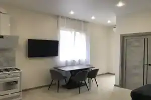 Просто хорошая квартира, Хоста