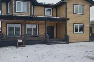 Уютный дом, Сыростан