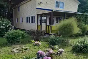 На берегу Рыбинского водохранилища комфортный дом в сосновом бору