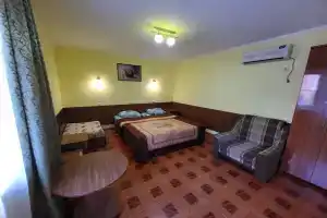 Двухместный номер с 2 отдельными кроватями Стандарт с креслом-кроватью, Геленджик