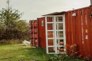 Уютная комната глэмпинг на творческой даче из морских контейнеров