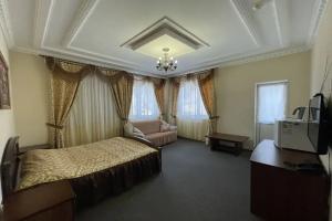 Четырёхместный номер полулюкс с балконом с двуспальной кроватью №3, Домбай