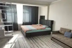 Квартира в центре с видом на Белый дом и горы