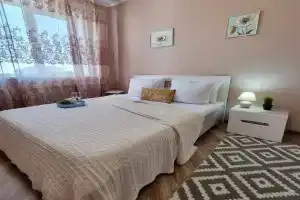 Просторная квартира для 6 гостей на Куликова (Уютный Дом 228), Астрахань
