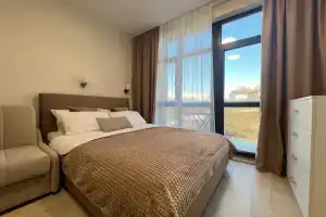 Апартаменты с бассейном и балконом, Вардане