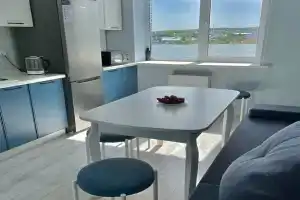 Светлая, комфортная,  квартира в городском парке с видом на озеро.