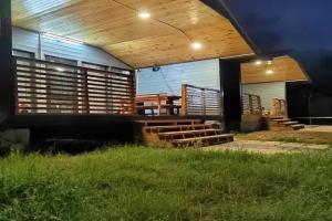 Уютный домик на берегу у моря