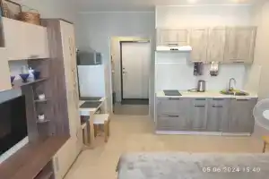 Удобная кровать в уютной квартире