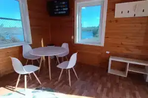 Домик на берегу озера