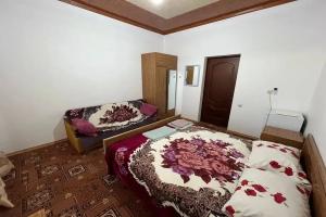 Трёхместный номер эконом-класса с двуспальной кроватью и общей ванной с балконом