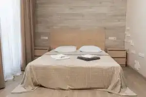 Четырёхместный номер улучшенный, Агой
