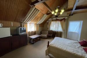 Двухместный номер с 1 кроватью полулюкс с балконом и двуспальной кроватью Полумансарда №10, Домбай