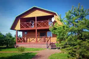 Дом на берегу Красного озера