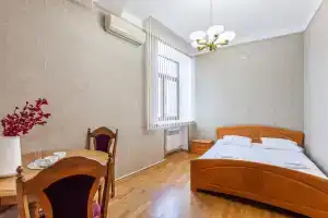 Улучшенный трехместный с двухспальной и односпальной кроватью, Москва