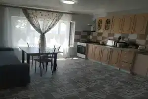 Уютный дом с кухней, на берегу моря, Золотое